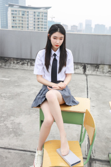 两个黑人挺进校花体内NP在线